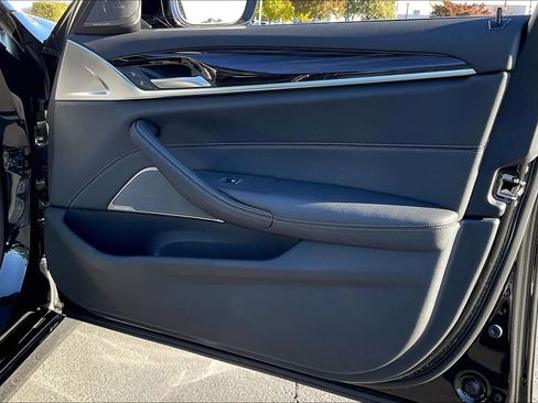 Used 2022 BMW 530i xDrive w/ Premium Package image 27