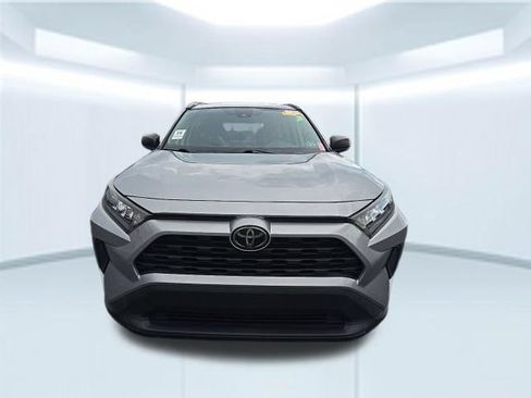 Used 2021 Toyota RAV4 LE FWD image 3