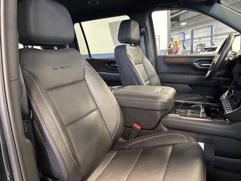 Used 2025 GMC Yukon XL Denali image 33