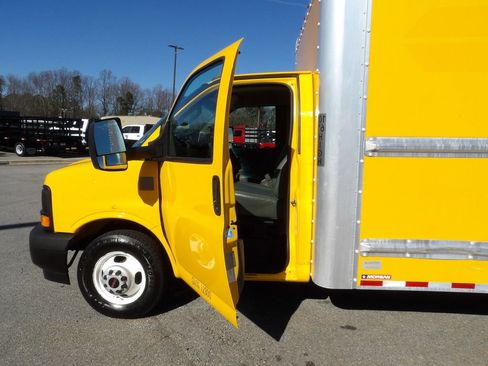 Used 2017 GMC Savana 3500 Extended image 13