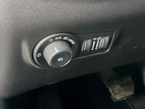 Used 2025 Jeep Compass Limited image 17