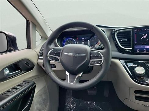 Used 2022 Chrysler Pacifica Touring-L FWD image 17