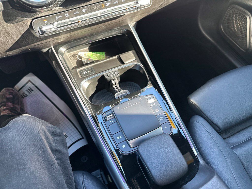 Used 2021 Mercedes-Benz GLB 250 4MATIC w/ Premium Package image 35