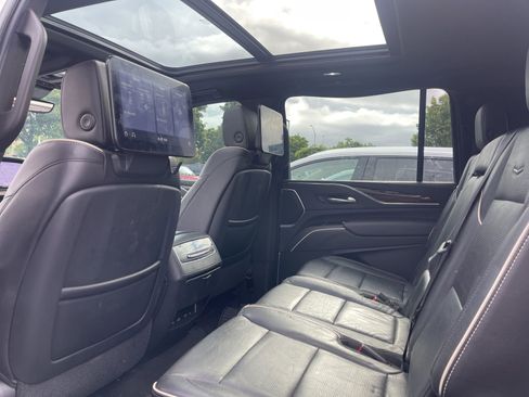 Used 2021 Cadillac Escalade ESV Premium Luxury w/ Driver Assist Tech Package AWD/4WD image 4