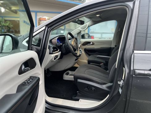 Used 2017 Chrysler Pacifica Touring FWD image 10