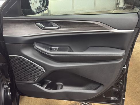 New 2026 Jeep Grand Cherokee L Limited w/ Luxury Tech Group II image 21