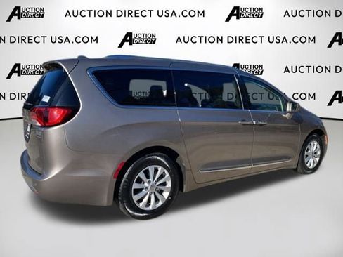 Used 2018 Chrysler Pacifica Touring-L Plus image 21