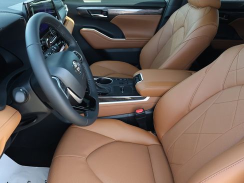 New 2026 Toyota Highlander Platinum image 15