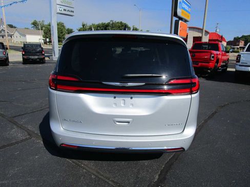 Certified 2024 Chrysler Pacifica Limited image 6