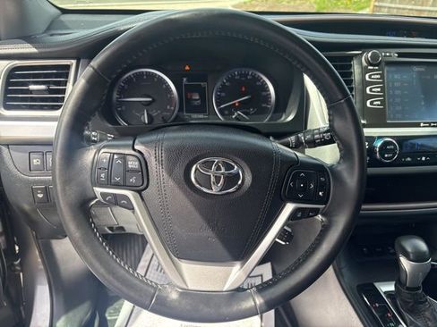 Used 2018 Toyota Highlander XLE AWD/4WD image 23