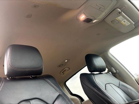 Used 2018 Chrysler Pacifica Touring-L FWD image 28