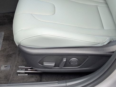 New 2025 Hyundai Elantra Limited image 18