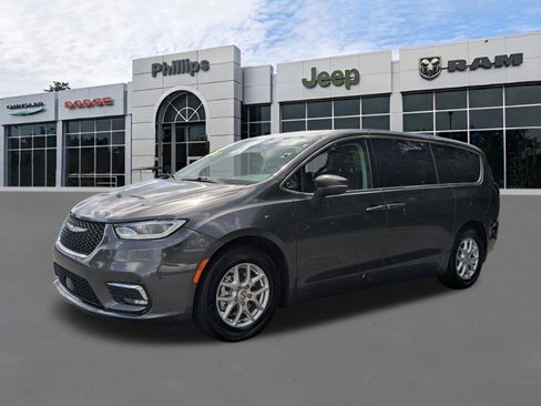 Used 2023 Chrysler Pacifica Touring-L image 7