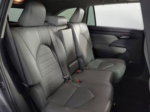 Used 2023 Toyota Highlander XLE image 17