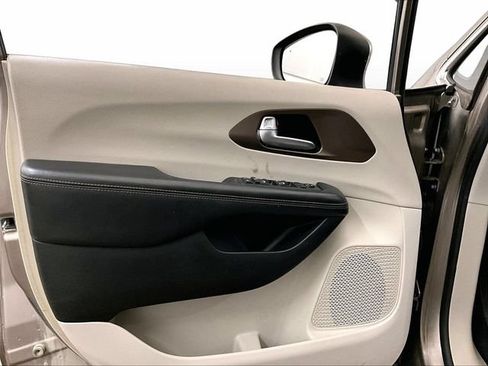 Used 2017 Chrysler Pacifica LX FWD image 22