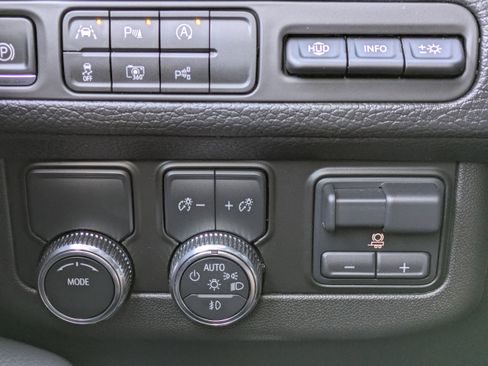 Used 2024 GMC Yukon Denali w/ Advanced Technology Package image 21