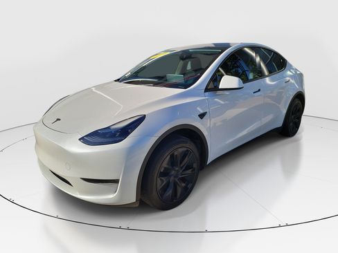 Used 2024 Tesla Model Y Long Range RWD image 3
