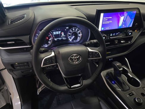 Used 2023 Toyota Highlander XSE AWD/4WD image 2