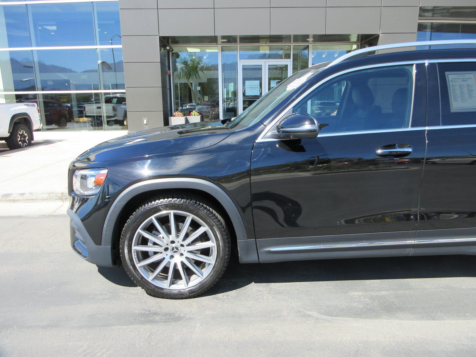 Used 2022 Mercedes-Benz GLB 250 4MATIC image 2