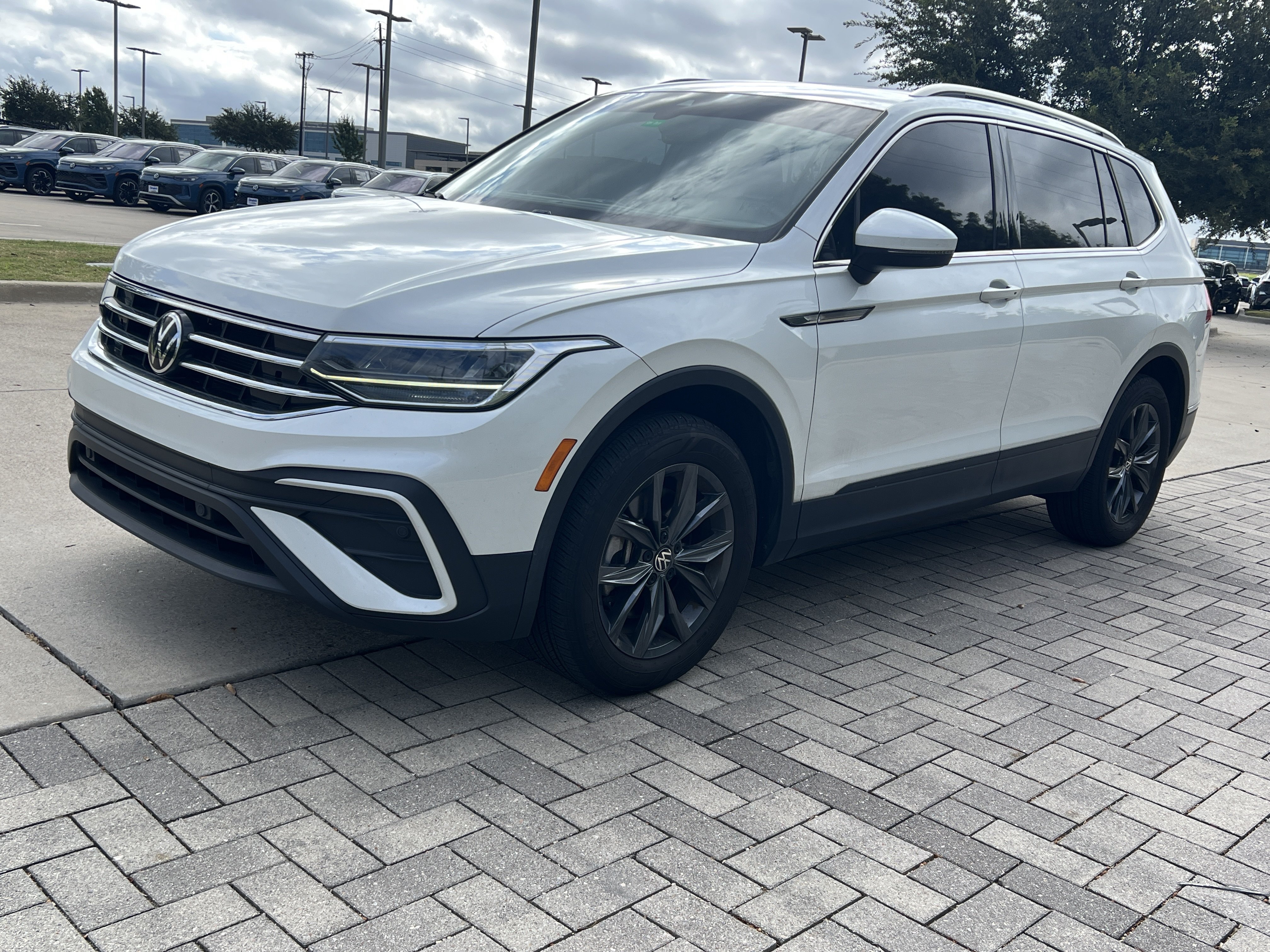 Used 2023 Volkswagen Tiguan SE w/ Panoramic Sunroof Package FWD image 4