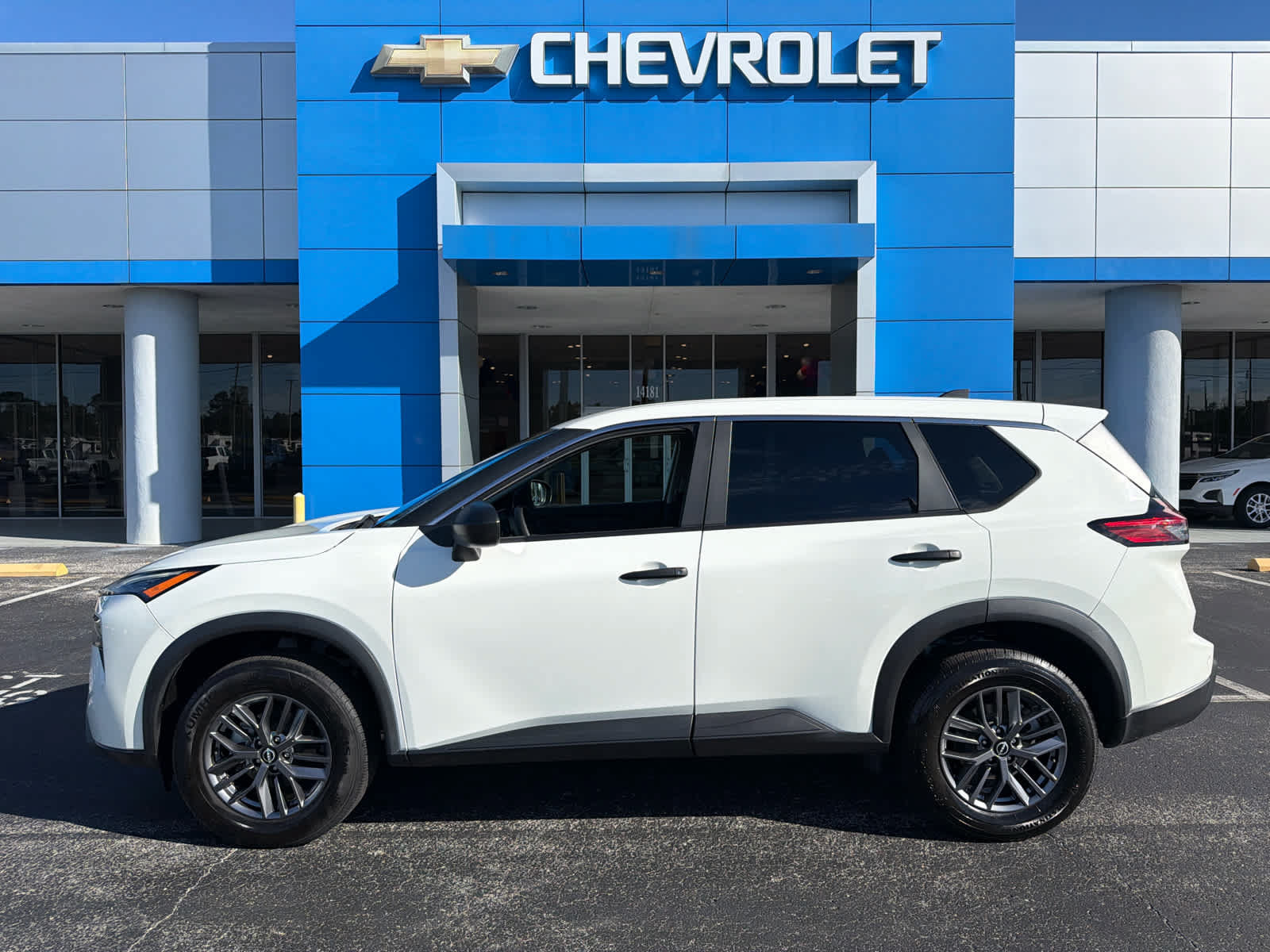Used 2024 Nissan Rogue S AWD/4WD image 2