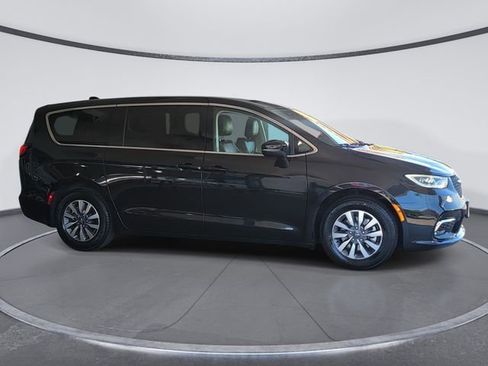 Used 2023 Chrysler Pacifica Touring-L FWD image 2