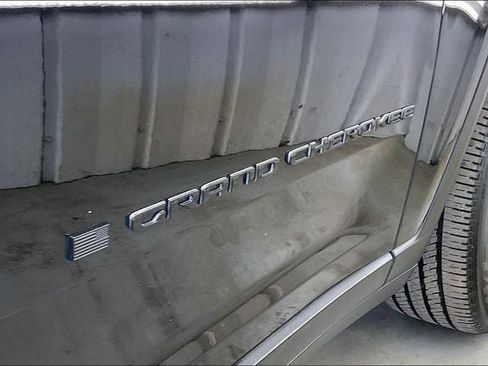 Used 2023 Jeep Grand Cherokee Altitude AWD/4WD image 9