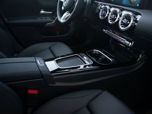 Used 2025 Mercedes-Benz CLA 250 4MATIC image 31