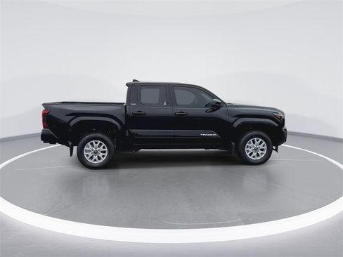Used 2025 Toyota Tacoma SR image 9