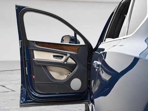 Used 2018 Bentley Bentayga image 16