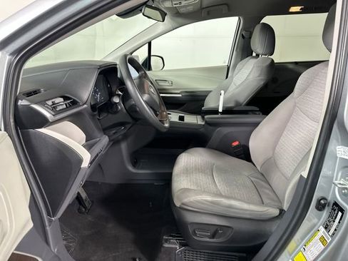 Used 2024 Toyota Sienna LE image 11
