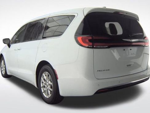 Used 2024 Chrysler Pacifica Touring-L image 6