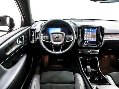 Used 2024 Volvo XC40 Recharge Ultimate image 5