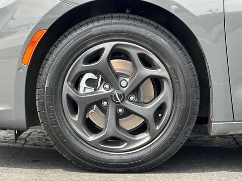 Used 2023 Chrysler Pacifica Limited w/ S Appearance Package FWD image 28