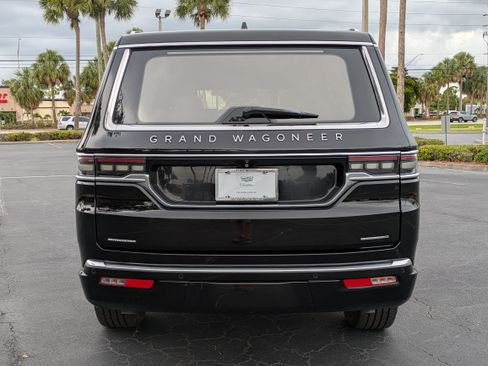 Used 2022 Jeep Grand Wagoneer Series III AWD/4WD image 5