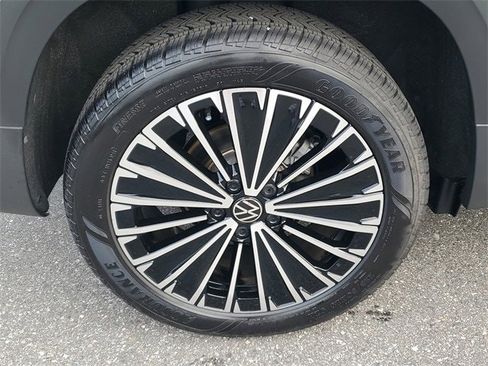 Certified 2025 Volkswagen Taos SE image 5