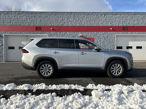 Used 2025 Toyota Grand Highlander AWD image 2