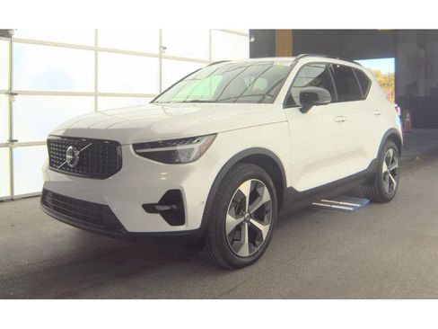 Used 2023 Volvo XC40 B4 Ultimate FWD image 1