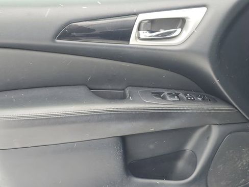 Used 2019 Nissan Pathfinder SV image 21