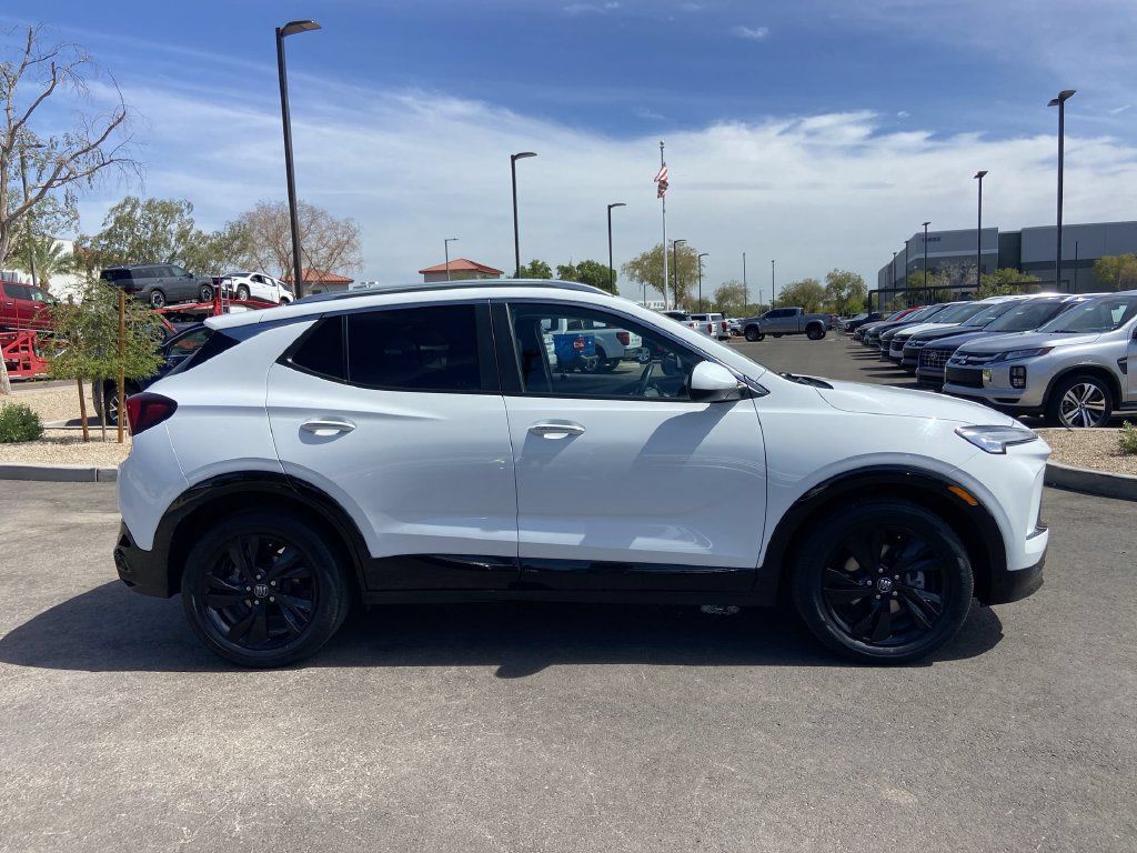 Used 2024 Buick Encore GX Sport Touring FWD image 2