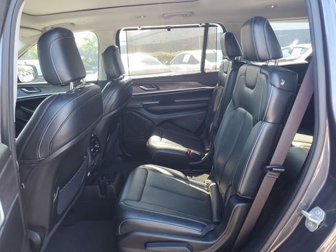 Used 2023 Jeep Grand Cherokee L Limited w/ Luxury Tech Group II RWD image 9