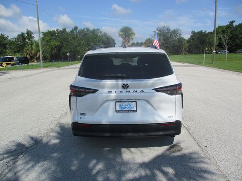 Used 2026 Toyota Sienna XLE FWD image 6