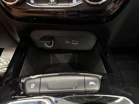 Used 2025 Chevrolet Trax LT w/ LT Convenience Package FWD image 29