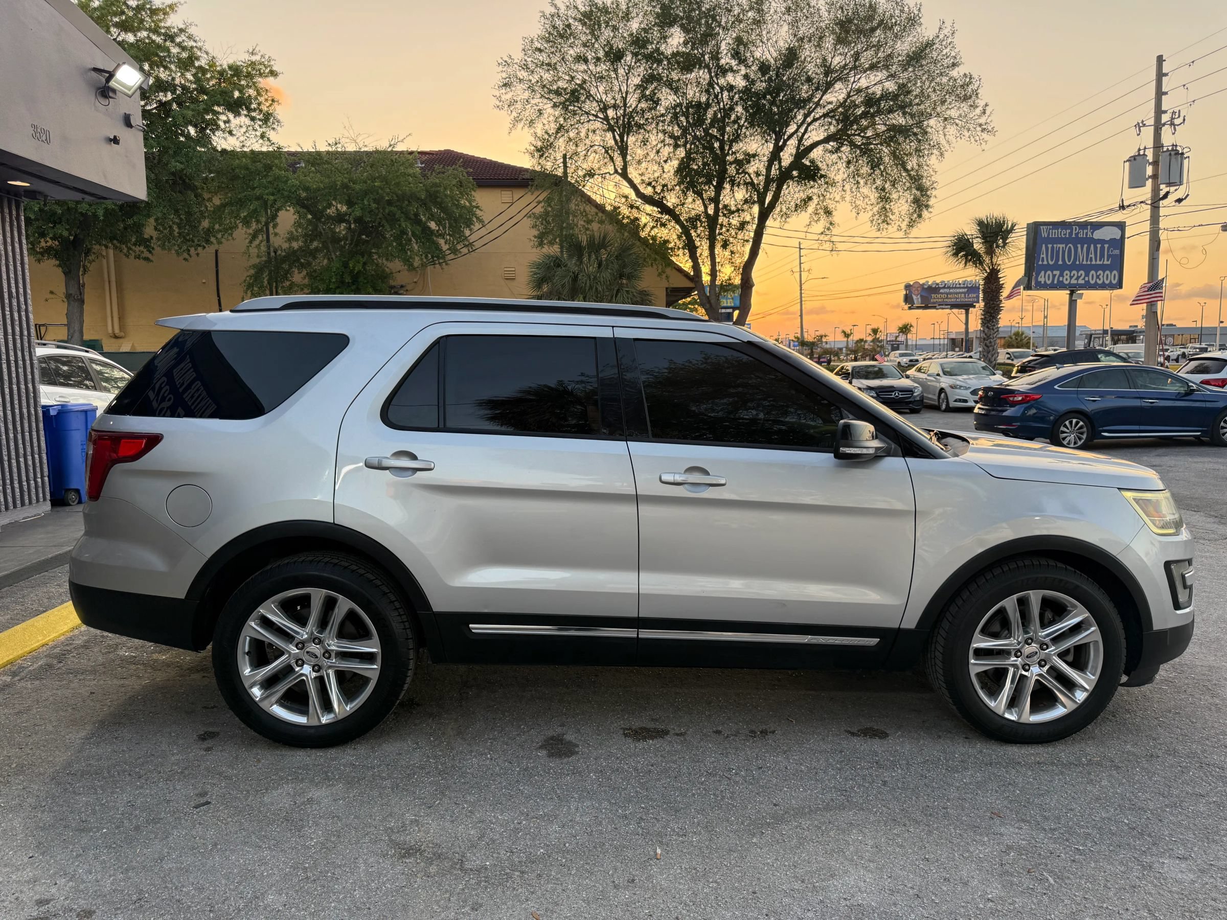 Used 2017 Ford Explorer XLT w/ Equipment Group 202A FWD image 4