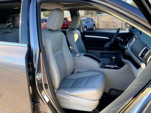 Used 2016 Toyota Highlander XLE image 9