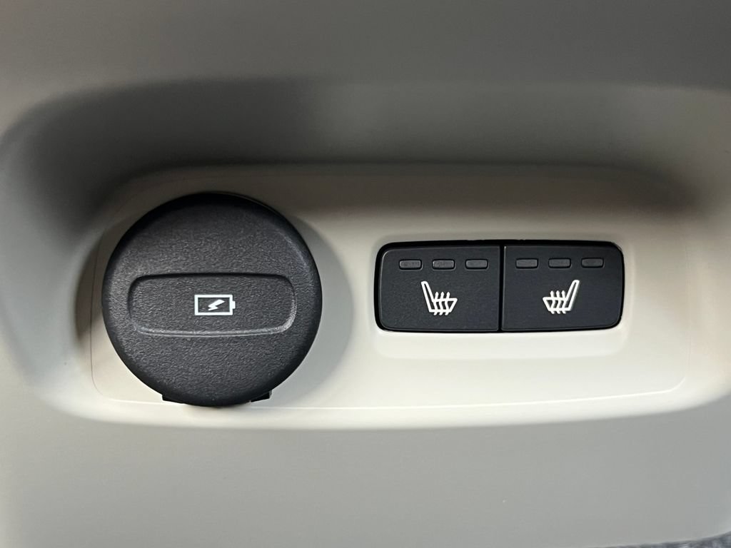 Used 2025 Volvo XC40 B5 Ultra AWD/4WD image 36