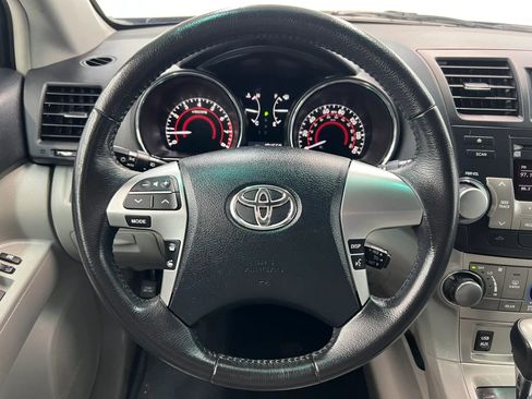 Used 2012 Toyota Highlander SE w/ Tow Pkg AWD/4WD image 16