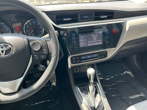Used 2018 Toyota Corolla LE FWD image 17