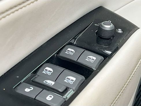 Used 2023 Jeep Wagoneer 4WD w/ Premium Group I image 18