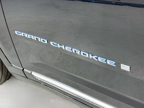 Used 2023 Jeep Grand Cherokee Summit w/ Advanced Protech Group IV AWD/4WD image 10